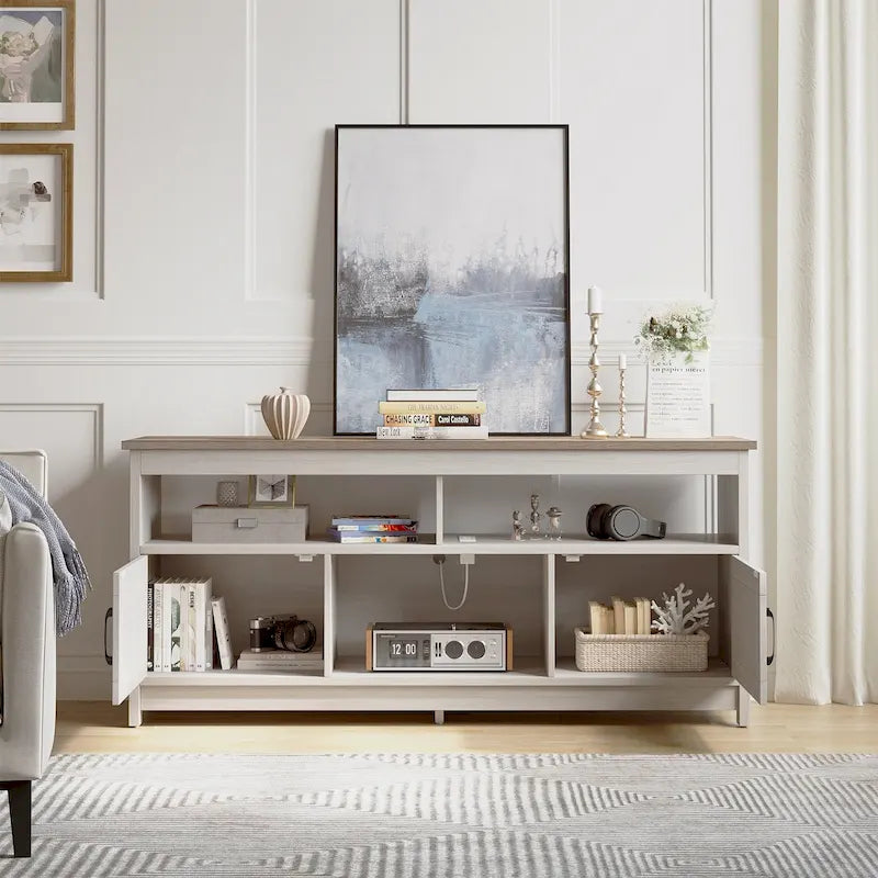 Meuble TV de ferme marron avec porte en X, prise de courant et étagères ouvertes, simple