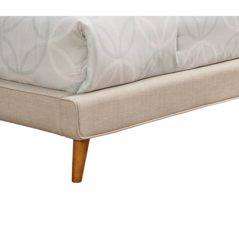 Lit simple rembourré en lin gris clair avec pieds en bois effilés